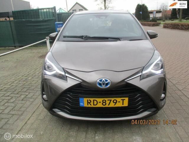 Grijs Gebruikt 2017 Toyota Yaris Executive Hatchback | € 16.000 (Goede deal) - Afbeelding 1/4