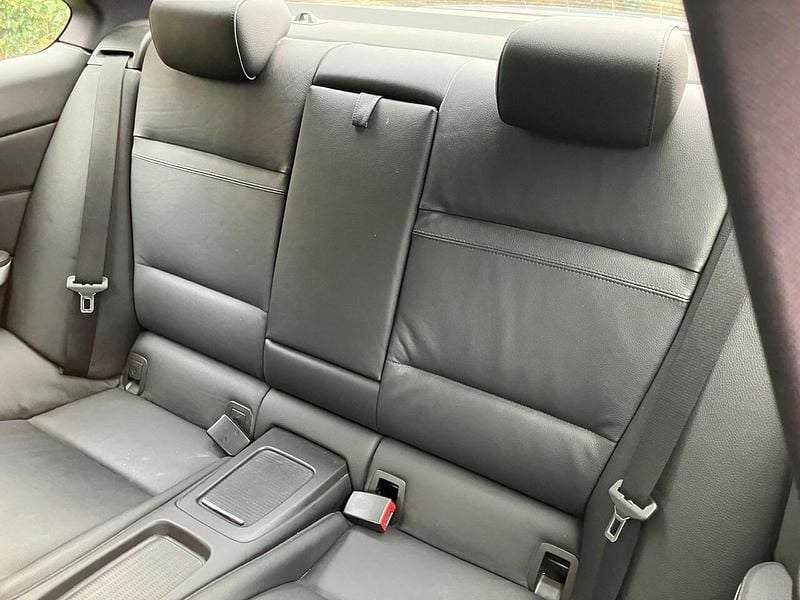 Grijs Gebruikt 2011 BMW 320 Executive Coupé | € 6.500 (Eerlijke prijs) - Afbeelding 1/4