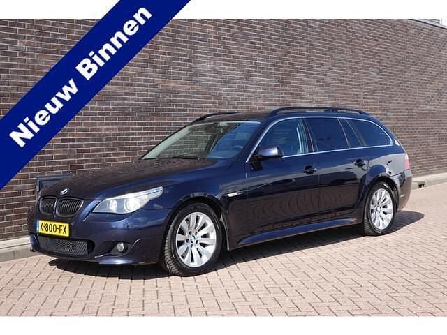 Blauw Gebruikt 2005 BMW 523 Executive Stationwagen | € 5.745 (Iets duurder) - Afbeelding 1/4