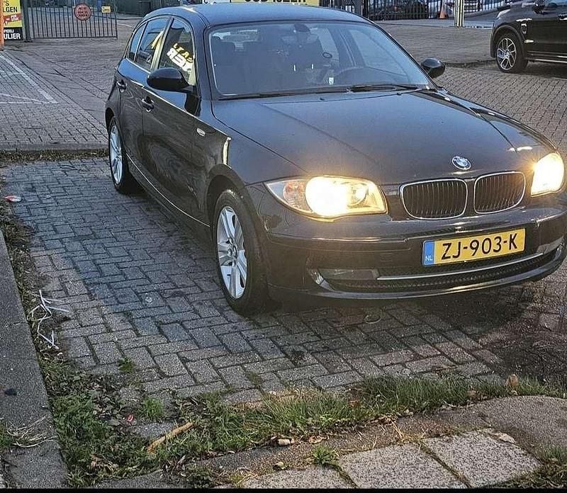 Zwart Gebruikt 2009 BMW 116 Hatchback | € 3.200 (Goede deal) - Afbeelding 1/4