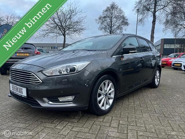 Grijs (metallic) Occasion 2018 Ford Focus Titanium Stationwagen | € 9.990 (Goede deal) - Afbeelding 1/4