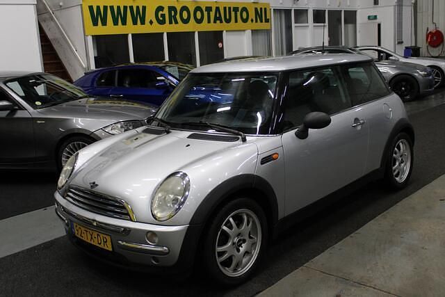 Grijs, metallic lak Gebruikt 2002 Mini ONE Hatchback | € 1.244 (Goede deal) - Afbeelding 1/4