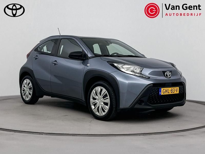 Grijs Gebruikt 2024 Toyota Aygo X Play SUV | € 17.750 - Afbeelding 1/4