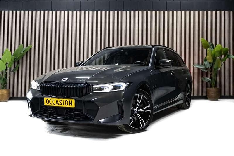 Grijs Gebruikt 2022 BMW 330e M Sport Stationwagen | € 44.950 (Duur) - Afbeelding 1/4