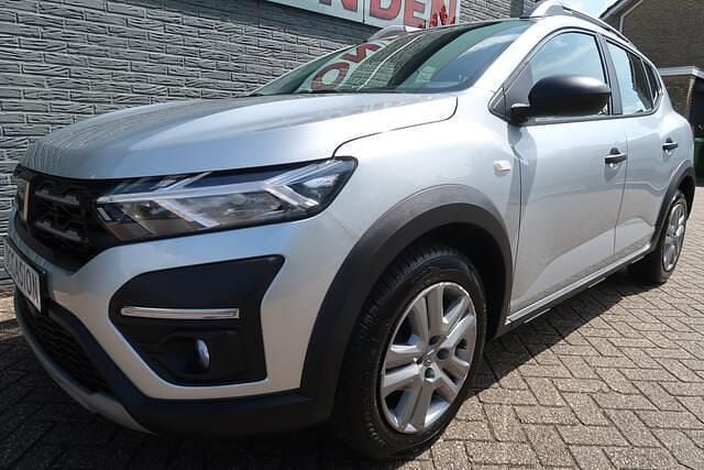 Grijs, metallic lak Gebruikt 2022 Dacia Sandero Expression Hatchback | € 16.666 (Super prijs) - Afbeelding 1/4