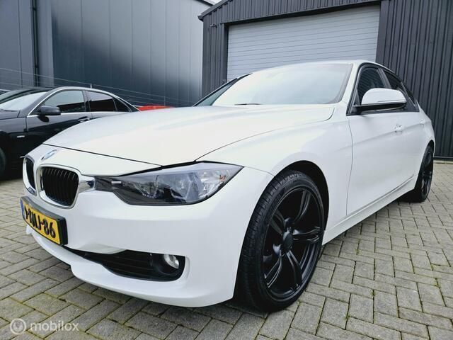 Wit Gebruikt 2012 BMW 328 Sedan | € 12.950 (Eerlijke prijs) - Afbeelding 1/4