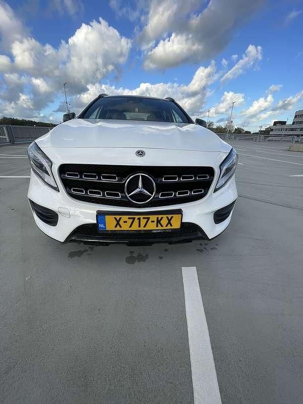Wit Gebruikt 2018 Mercedes GLA220 Premium Plus SUV | € 30.000 - Afbeelding 1/4