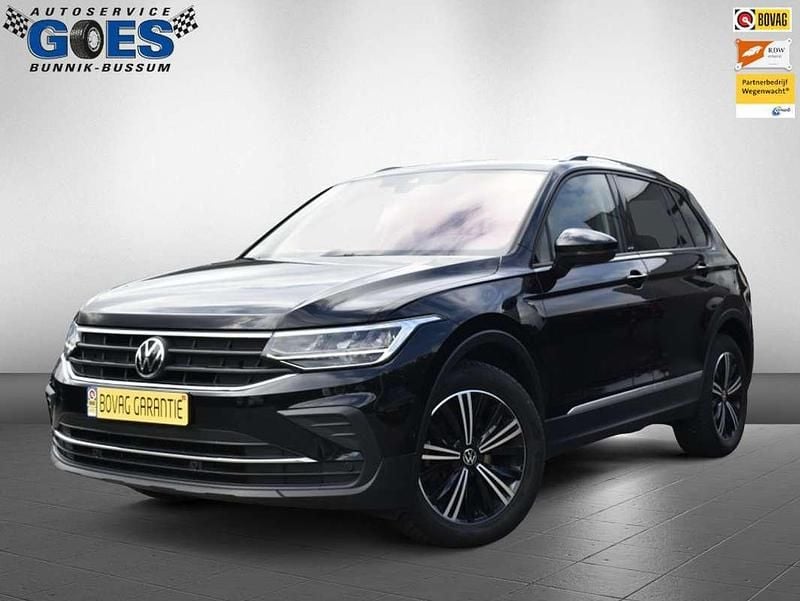 Zwart Gebruikt 2023 VW Tiguan Active SUV | € 25.640 (Super prijs) - Afbeelding 1/4