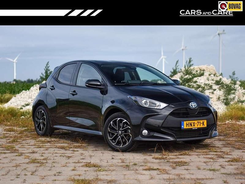 Zwart, metallic lak Gebruikt 2024 Toyota Yaris Hybrid Active Hatchback | € 21.650 (Goede deal) - Afbeelding 1/4