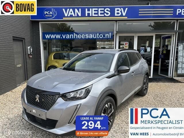 Grijs Gebruikt 2023 Peugeot 2008 Allure SUV | € 21.750 (Goede deal) - Afbeelding 1/4
