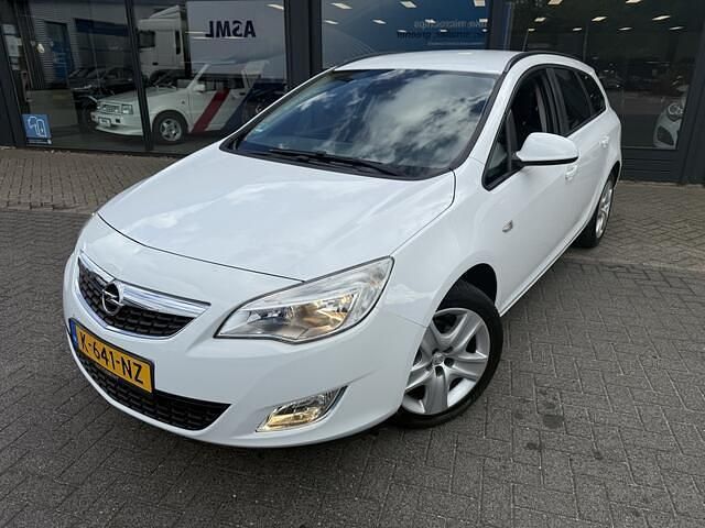 Wit Gebruikt 2011 Opel Astra Edition Stationwagen | € 5.999 (Eerlijke prijs) - Afbeelding 1/4