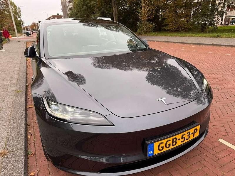 Grijs Gebruikt 2024 Tesla Model 3 RWD Sedan | € 36.000 (Eerlijke prijs) - Afbeelding 1/4