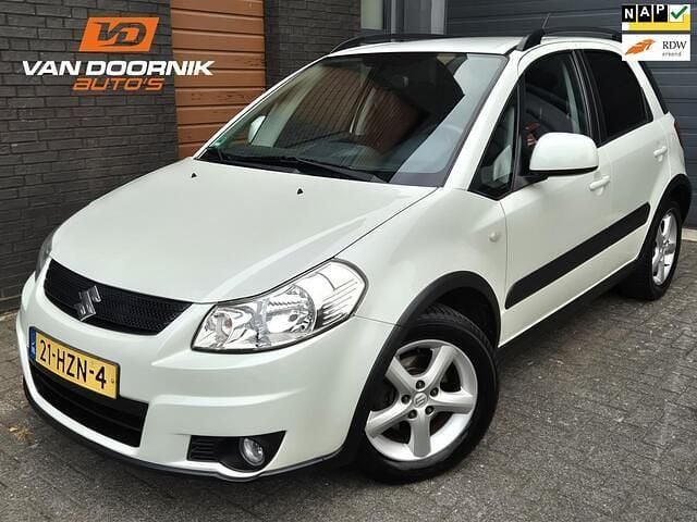Wit Gebruikt 2009 Suzuki SX4 MPV | € 4.450 (Eerlijke prijs) - Afbeelding 1/4