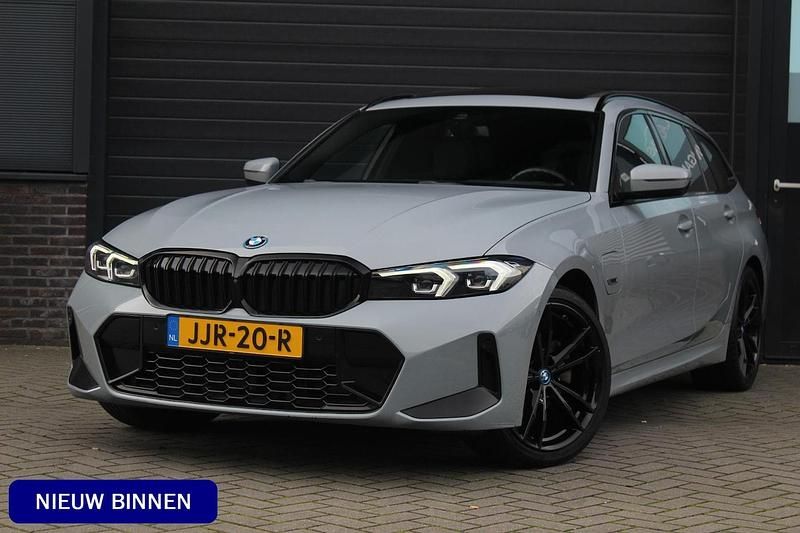 Grijs Gebruikt 2023 BMW 330e M Sport Stationwagen | € 44.995 (Eerlijke prijs) - Afbeelding 1/4