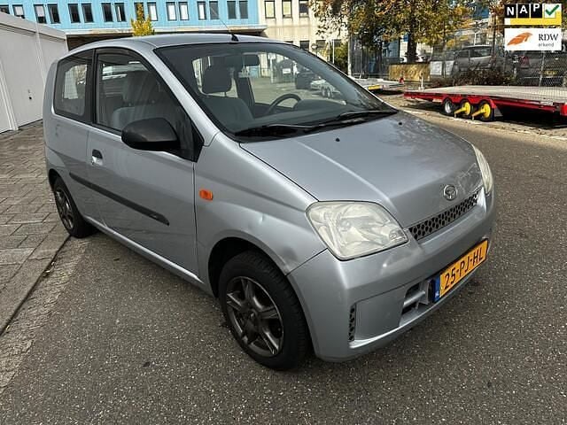 Grijs Gebruikt 2004 Daihatsu Cuore Hatchback | € 950 (Eerlijke prijs) - Afbeelding 1/4
