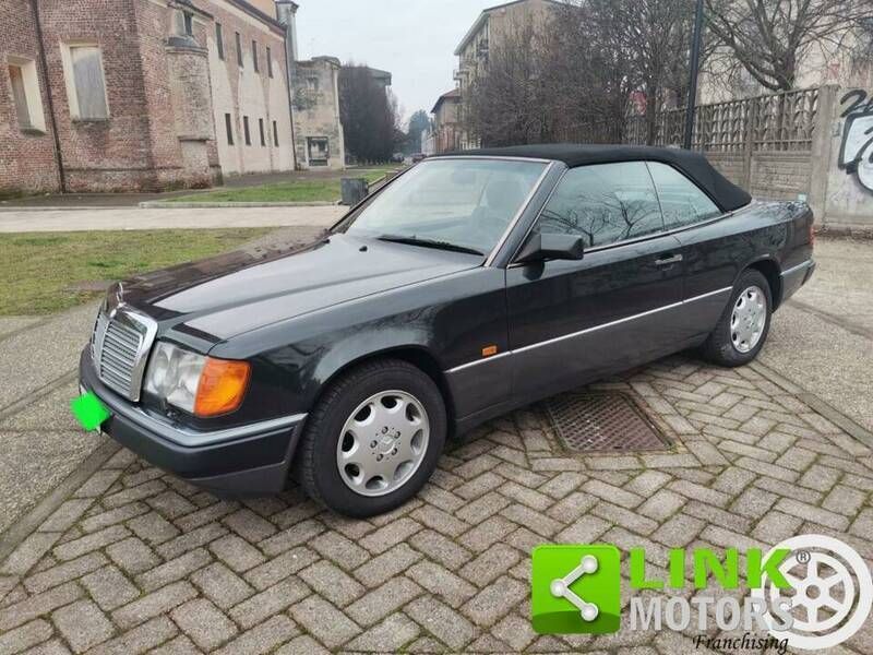 Zwart Gebruikt 1993 Mercedes E300 Cabriolet | € 28.900 - Afbeelding 1/4