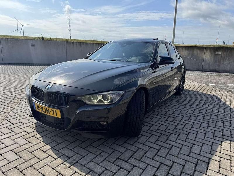 Zwart Gebruikt 2014 BMW 320 Sedan | € 14.850 (Duur) - Afbeelding 1/4