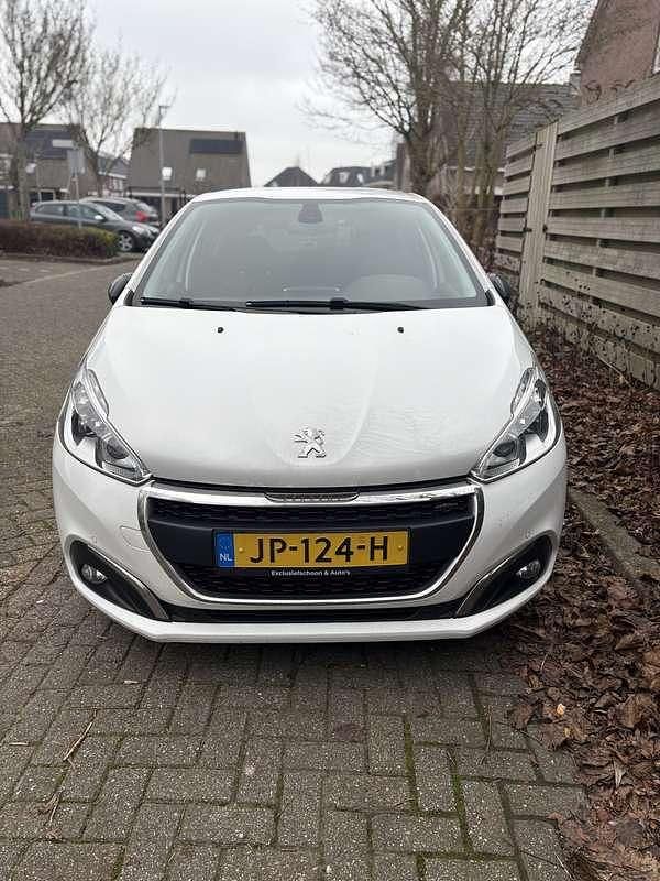 Wit Occasion 2016 Peugeot 208 GT-line Hatchback | € 9.000 (Eerlijke prijs) - Afbeelding 1/4
