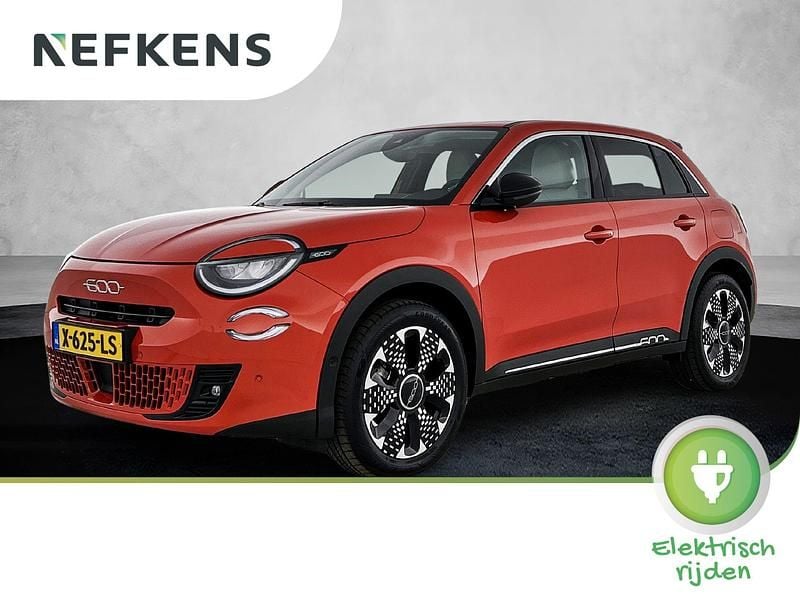Oranje, metallic lak Gebruikt 2023 Fiat 600E La Prima SUV | € 26.425 (Eerlijke prijs) - Afbeelding 1/3