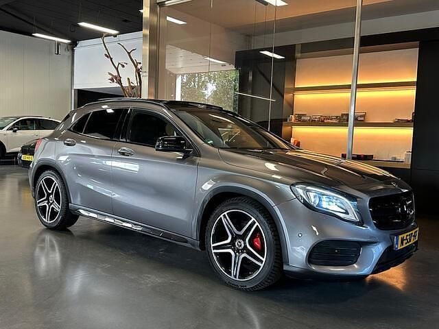 Grijs Gebruikt 2017 Mercedes GLA200 AMG SUV | € 22.499 (Eerlijke prijs) - Afbeelding 1/4
