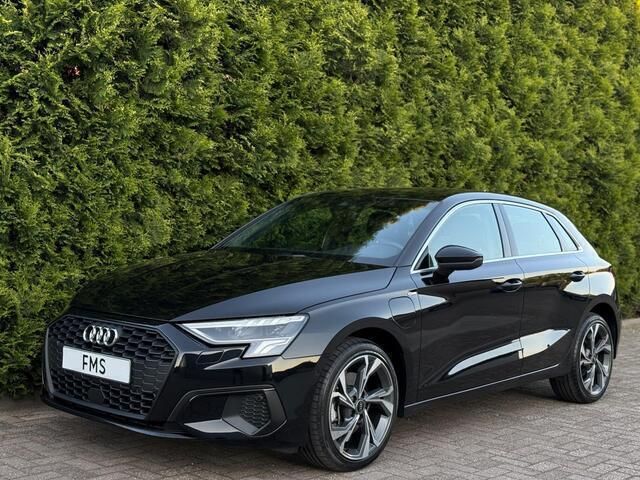 Zwart Gebruikt 2024 Audi A3 Sportback S-Line Hatchback | € 36.890 (Eerlijke prijs) - Afbeelding 1/4