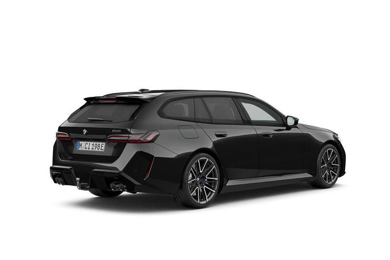Nieuw BMW M5 727 PK (534 kW) 2026 Saphirschwarz metallic (zwart metallic) Stationwagen
