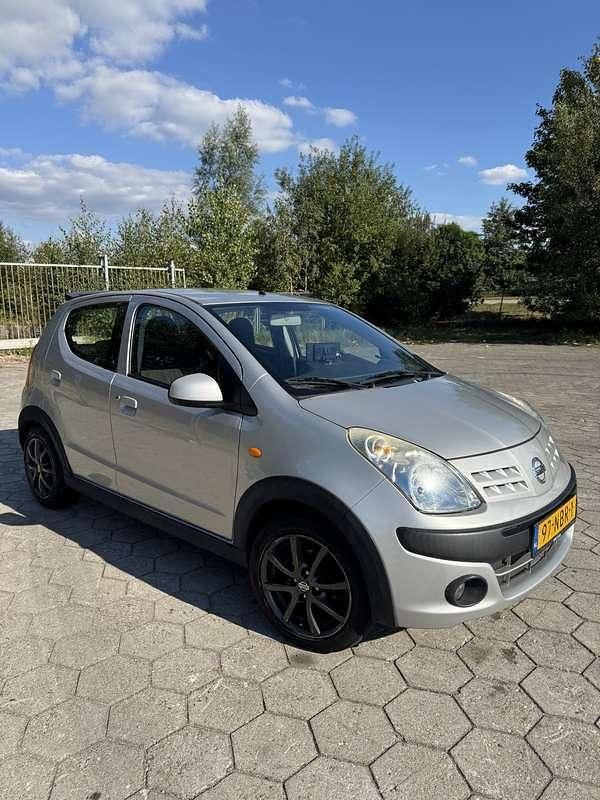 Grijs Gebruikt 2010 Nissan Pixo Hatchback | € 2.200 (Goede deal) - Afbeelding 1/4