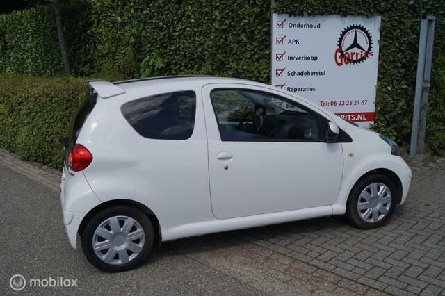 Wit Gebruikt 2009 Toyota Aygo Comfort Hatchback | € 2.950 (Iets duurder) - Afbeelding 1/4