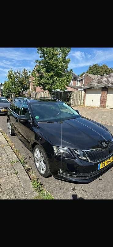 Zwart Occasion 2019 Skoda Octavia Stationwagen | € 14.500 (Eerlijke prijs) - Afbeelding 1/4