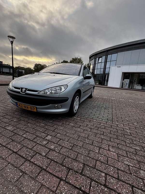 Grijs Gebruikt 2004 Peugeot 206 Hatchback | € 1.099 (Eerlijke prijs) - Afbeelding 1/4
