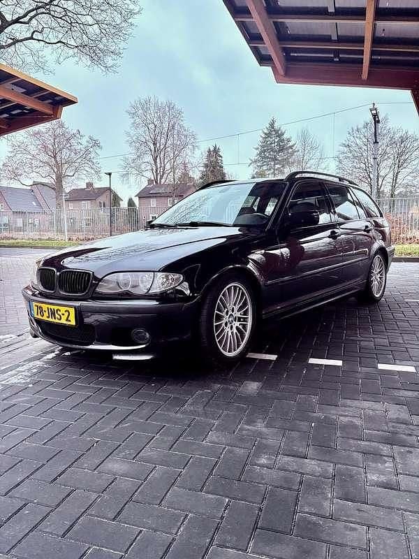 Zwart Occasion 2003 BMW 330 Stationwagen | € 2.250 (Eerlijke prijs) - Afbeelding 1/4