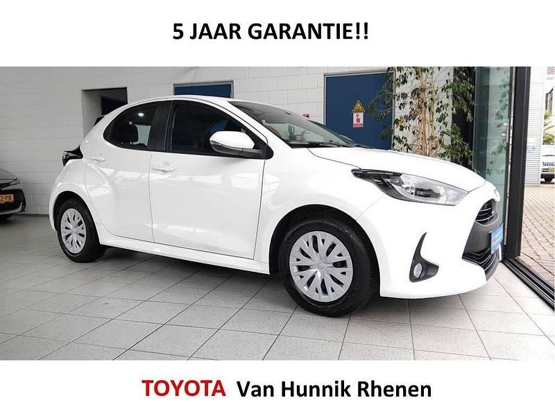 Wit Gebruikt 2023 Toyota Yaris Hybrid Active Hatchback | € 20.499 (Goede deal) - Afbeelding 1/4
