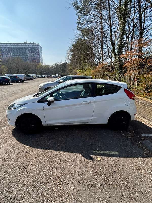 Wit Gebruikt 2012 Ford Fiesta Trend Hatchback | € 4.000 (Goede deal) - Afbeelding 1/4