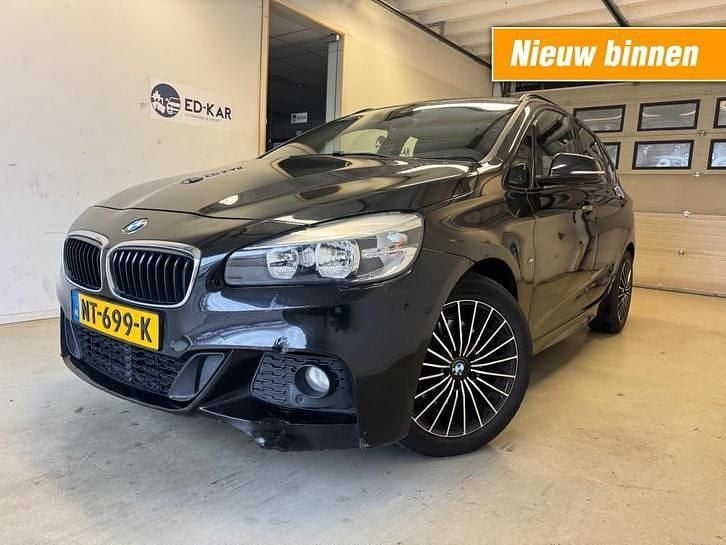 Zwart (metallic) Gebruikt 2016 BMW 218 Executive Stationwagen | € 9.995 (Super prijs) - Afbeelding 1/4