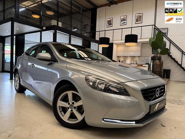 Grijs Gebruikt 2015 Volvo V40 Momentum Stationwagen | € 10.945 (Eerlijke prijs) - Afbeelding 1/4