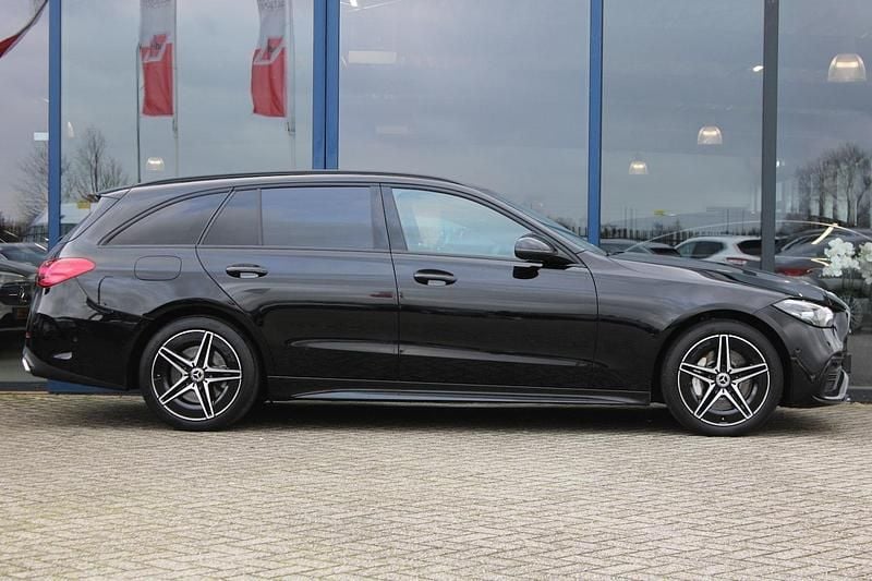 Zwart (metallic) Gebruikt 2022 Mercedes C300 AMG line Stationwagen | € 33.700 (Goede deal) - Afbeelding 1/4