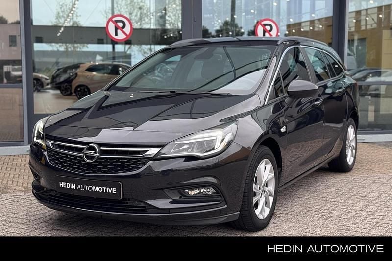 Zwart Gebruikt 2016 Opel Astra Edition Stationwagen | € 10.745 (Eerlijke prijs) - Afbeelding 1/4
