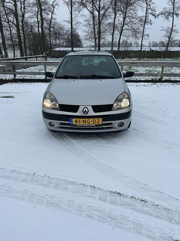 Grijs Occasion 2003 Renault Clio II Extreme Hatchback | € 1.199 (Eerlijke prijs) - Afbeelding 1/4