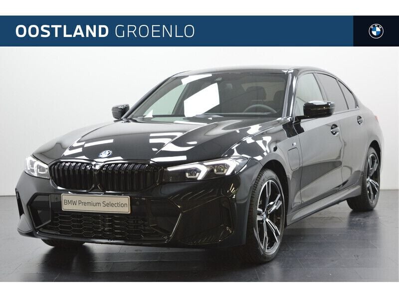 Zwart Gebruikt 2025 BMW 330e M Sport Sedan | € 55.950 (Eerlijke prijs) - Afbeelding 1/4