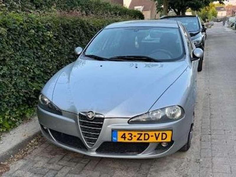 Grijs Gebruikt 2004 Alfa Romeo 147 Lusso Hatchback | € 950 (Goede deal) - Afbeelding 1/4