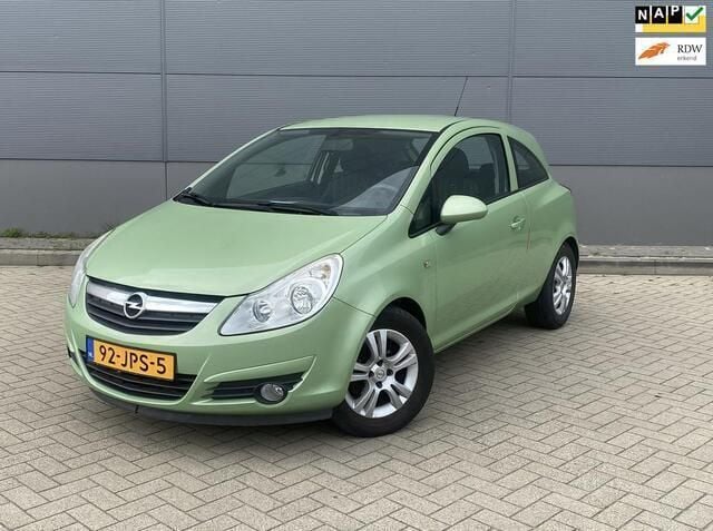 Groen Gebruikt 2009 Opel Corsa Edition Hatchback | € 3.995 (Goede deal) - Afbeelding 1/4