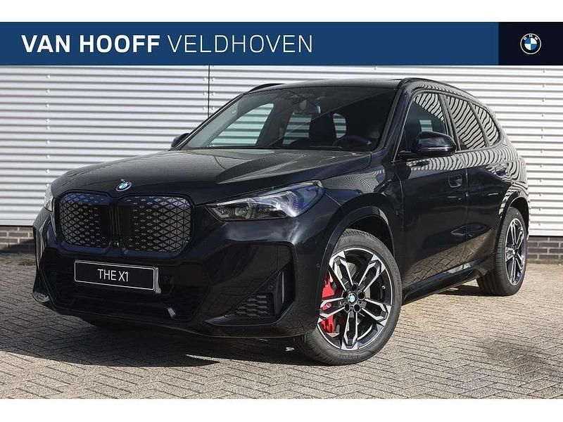 Zwart Nieuw 2025 BMW iX1 M Sport SUV | € 63.184 (Iets duurder) - Afbeelding 1/4