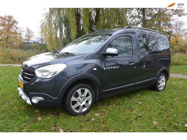 Grijs Gebruikt 2016 Dacia Dokker Anniversary MPV | € 6.450 - Afbeelding 1/4