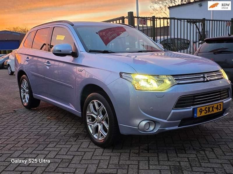 Blauw Gebruikt 2013 Mitsubishi Outlander P-HEV Instyle SUV | € 8.999 (Goede deal) - Afbeelding 1/4
