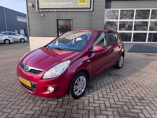 Rood Occasion 2010 Hyundai i20 Dynamiq Hatchback | € 4.450 (Eerlijke prijs) - Afbeelding 1/4