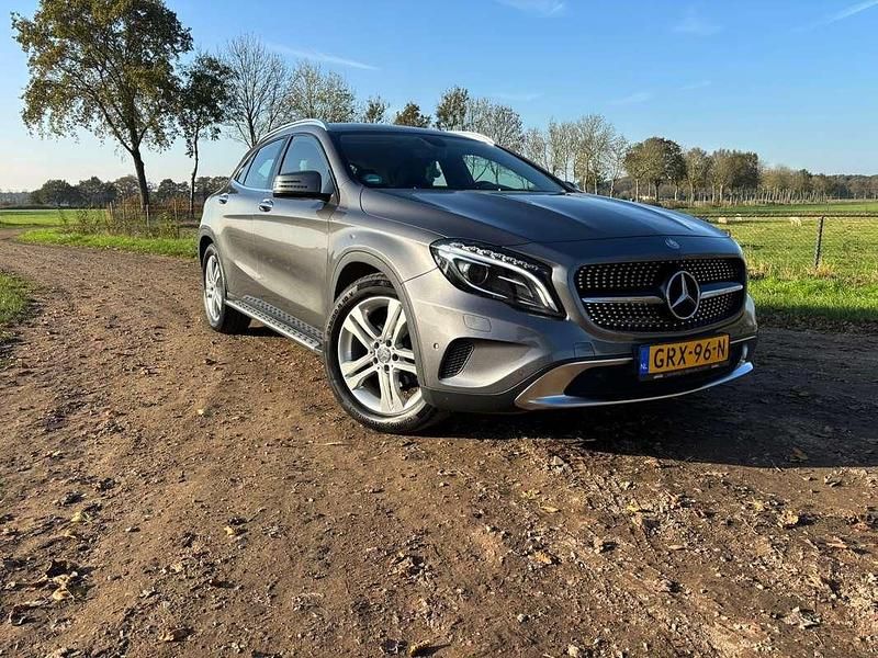 Grijs Gebruikt 2015 Mercedes GLA180 Prestige SUV | € 17.250 (Eerlijke prijs) - Afbeelding 1/4