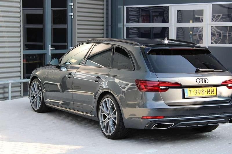 Grijs Occasion 2019 Audi A4 S-Line Stationwagen | € 30.950 (Iets duurder) - Afbeelding 1/4