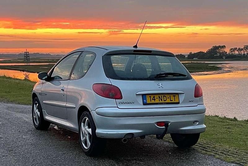 Gebruikt 2003 Peugeot 206 Quiksilver Sedan | € 2.000 (Iets duurder) - Afbeelding 1/4