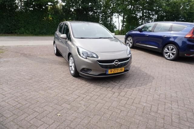 Bruin Gebruikt 2015 Opel Corsa Cosmo Hatchback | € 6.244 (Eerlijke prijs) - Afbeelding 1/4