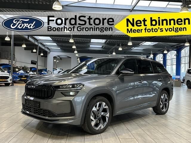 Grijs (metallic) Occasion 2025 Skoda Kodiaq SportLine SUV | € 46.900 (Goede deal) - Afbeelding 1/4